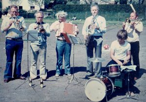 Frank Hoffmann mit den Altstädter Dorfmusikanten
